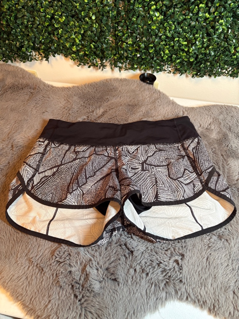 lululemon athletica 2” Black & White Printed Athletic Shorts Size 4
